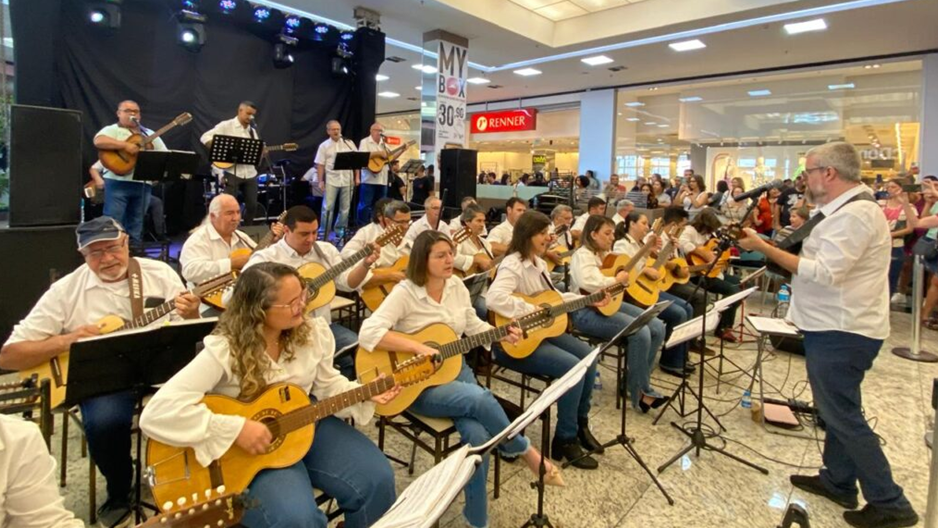 Orquestra de Violeiros se apresenta no Pátio Limeira Shopping