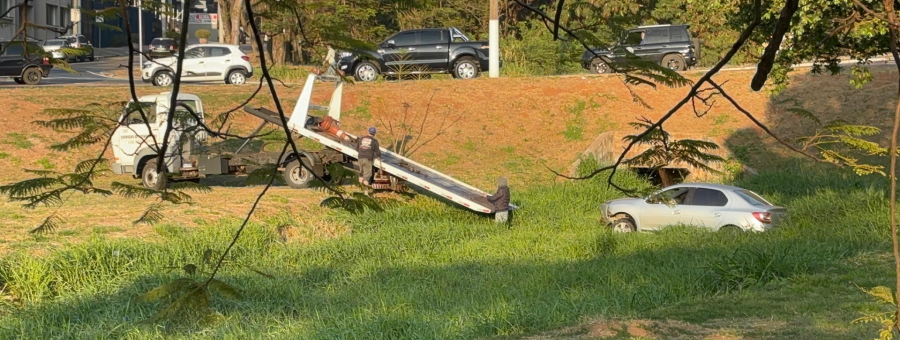 Veículo cai dentro de córrego em rotatória do Anel Viário, em Limeira