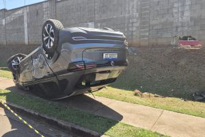 Veículo capota e atinge muro de condomínio em Limeira