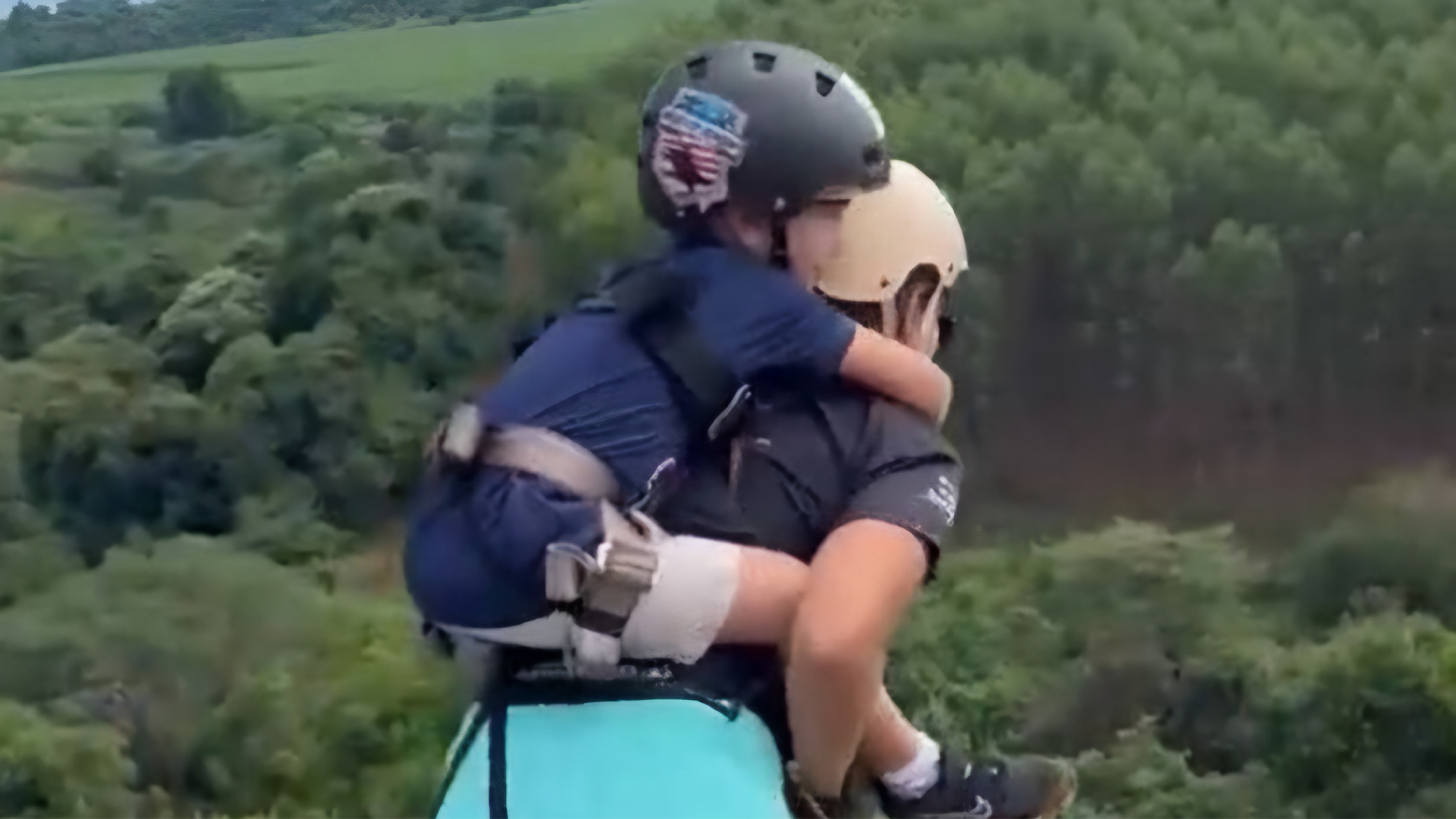 Vídeo de mulher saltando da Ponte do Esqueleto com criança viraliza e gera polêmica