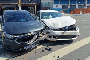Acidente entre dois veículos é registrado na Av. Cônego Manoel Alves, em Limeira
