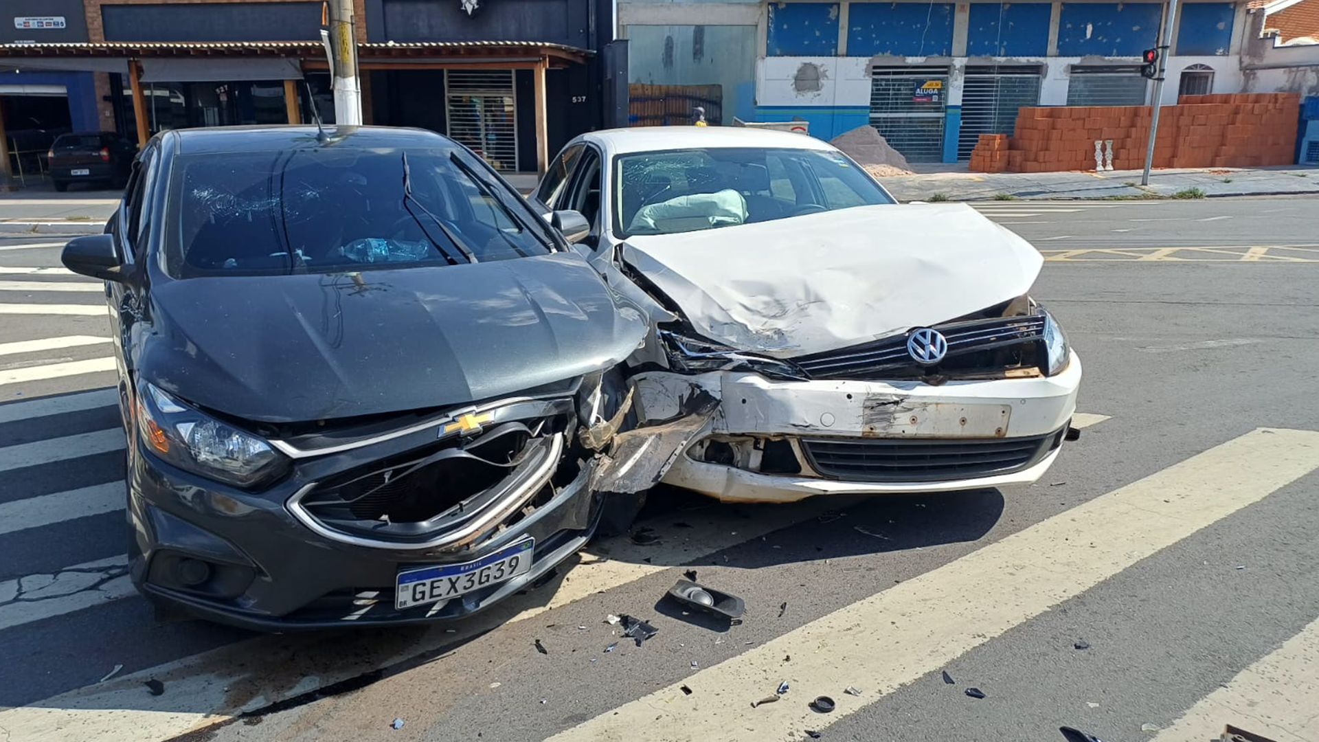 Acidente entre dois veículos é registrado na Av. Cônego Manoel Alves, em Limeira