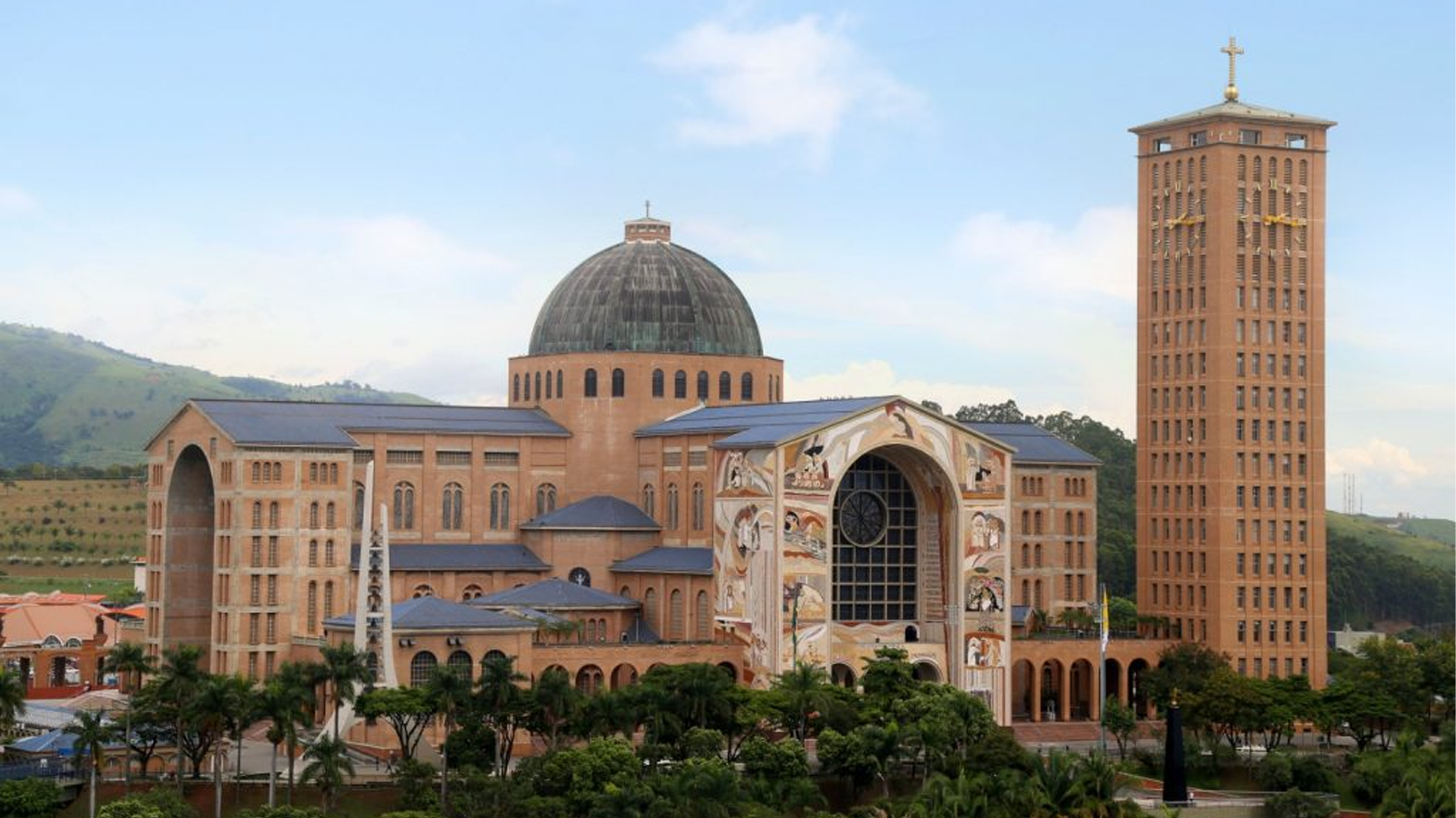 Aparecida deve receber 450 mil visitantes no feriado e movimentar R$ 168 milhões