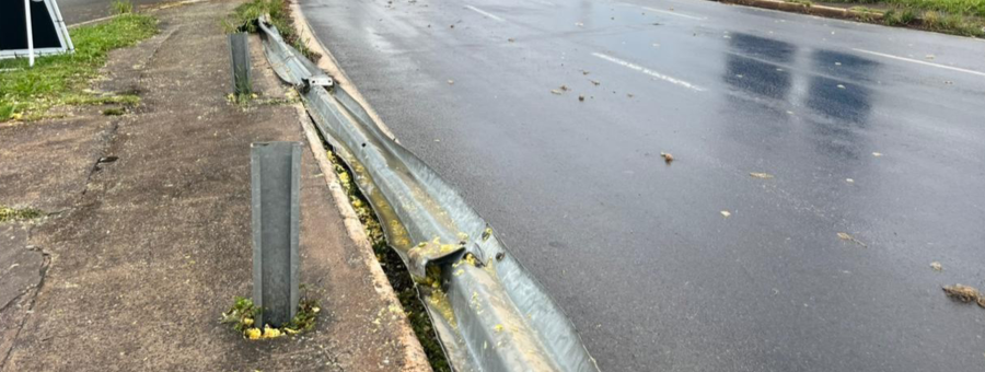 Caminhão atinge guard-rail e derruba bagaço de laranja na Av. Major Levy, em Limeira