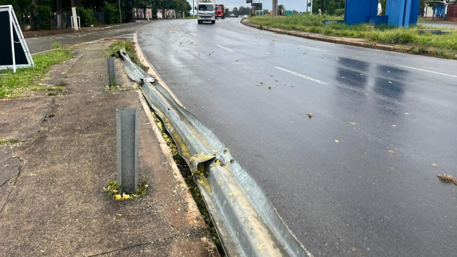 Caminhão atinge guard-rail e derruba bagaço de laranja na Av. Major Levy, em Limeira