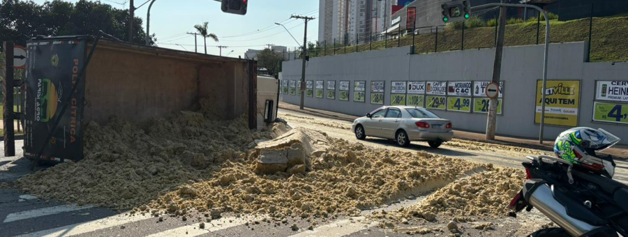 Caminhão carregado com bagaço de laranja tomba e causa congestionamento no Anel Viário, em Limeira