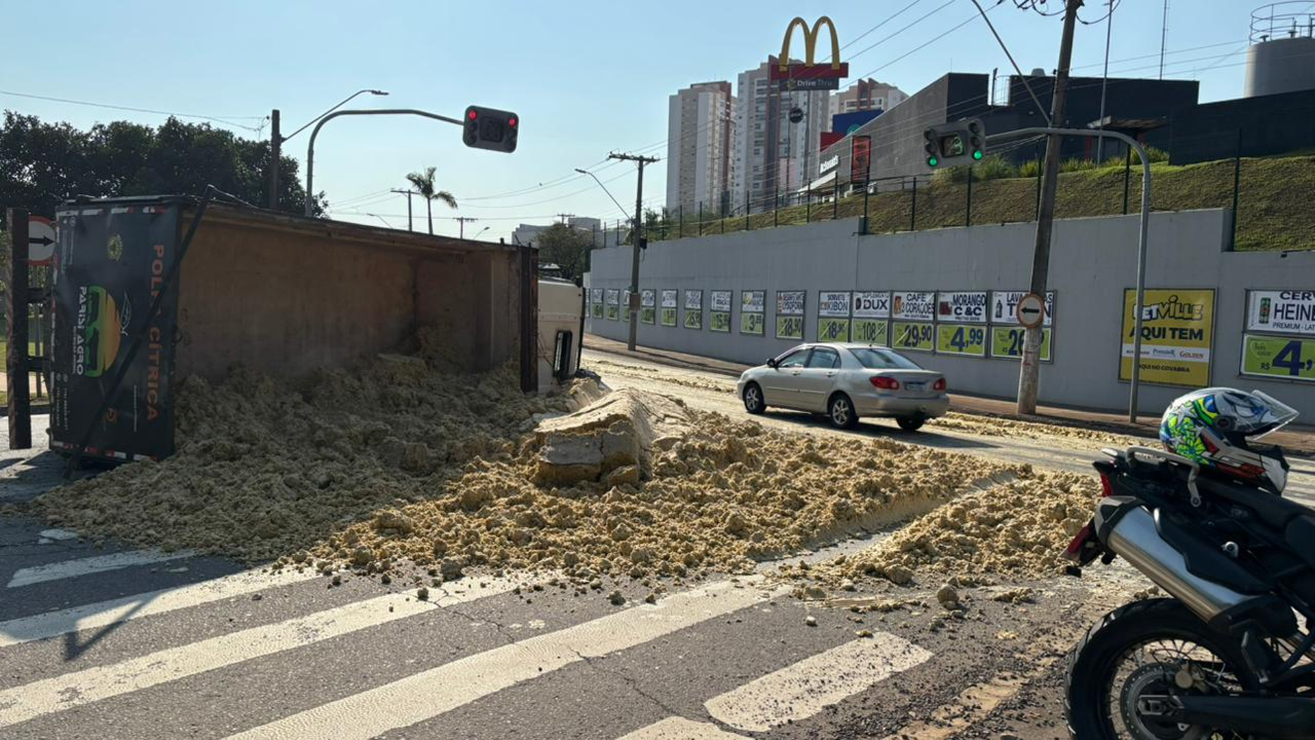 Caminhão carregado com bagaço de laranja tomba e causa congestionamento no Anel Viário, em Limeira