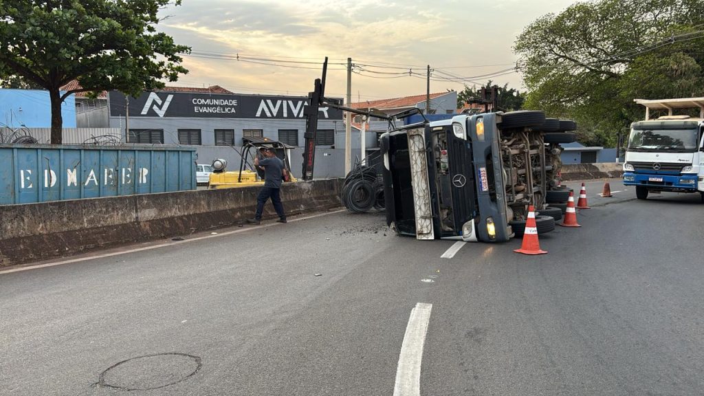 Caminhão tomba em alça de acesso à rodovia Limeira-Piracicaba (1)