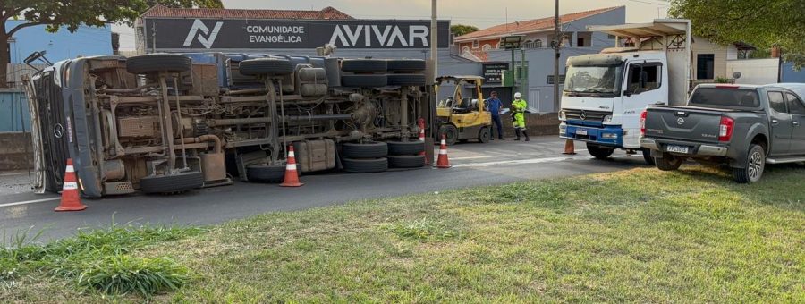 Caminhão tomba em alça de acesso à rodovia Limeira-Piracicaba (2)