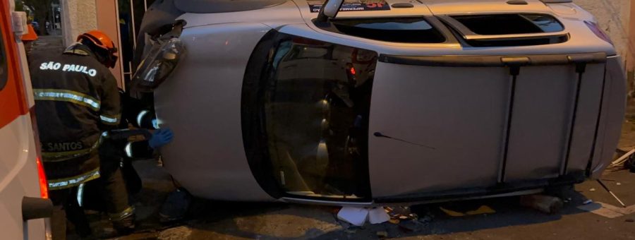 Carro capota após perder o controle na Vila Castelar, em Limeira