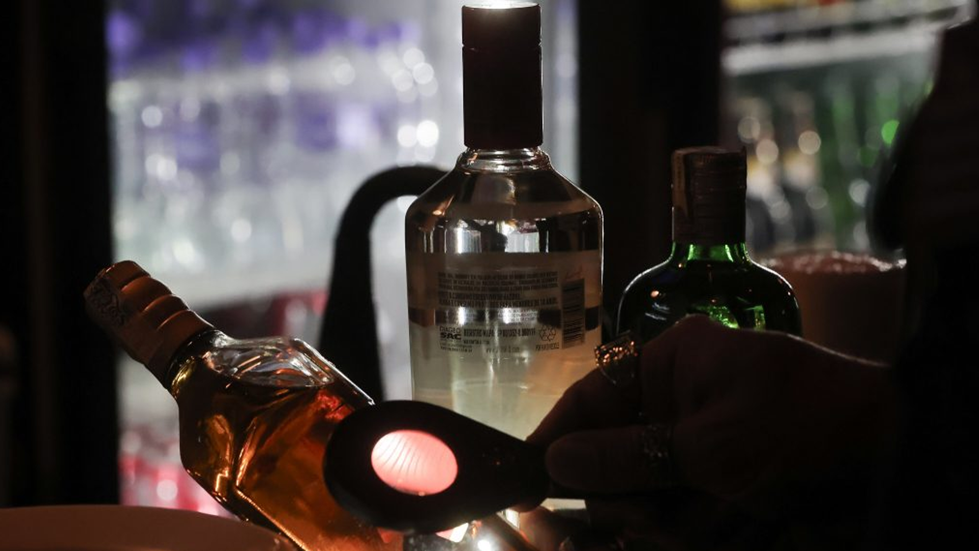 Entenda como funcionam as fiscalizações e interdições a estabelecimentos contra falsificação de bebidas