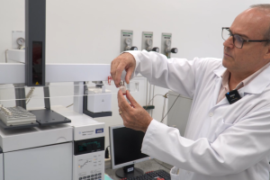 Entenda o passo a passo da análise laboratorial que confirma ou descarta intoxicação por metanol