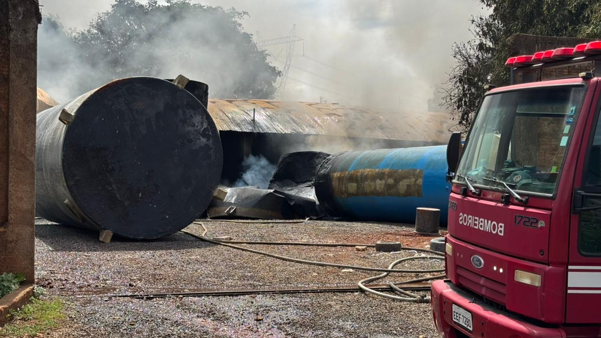 Fábrica de caixas d’água pega fogo às margens da Rodovia Limeira-Iracemápolis