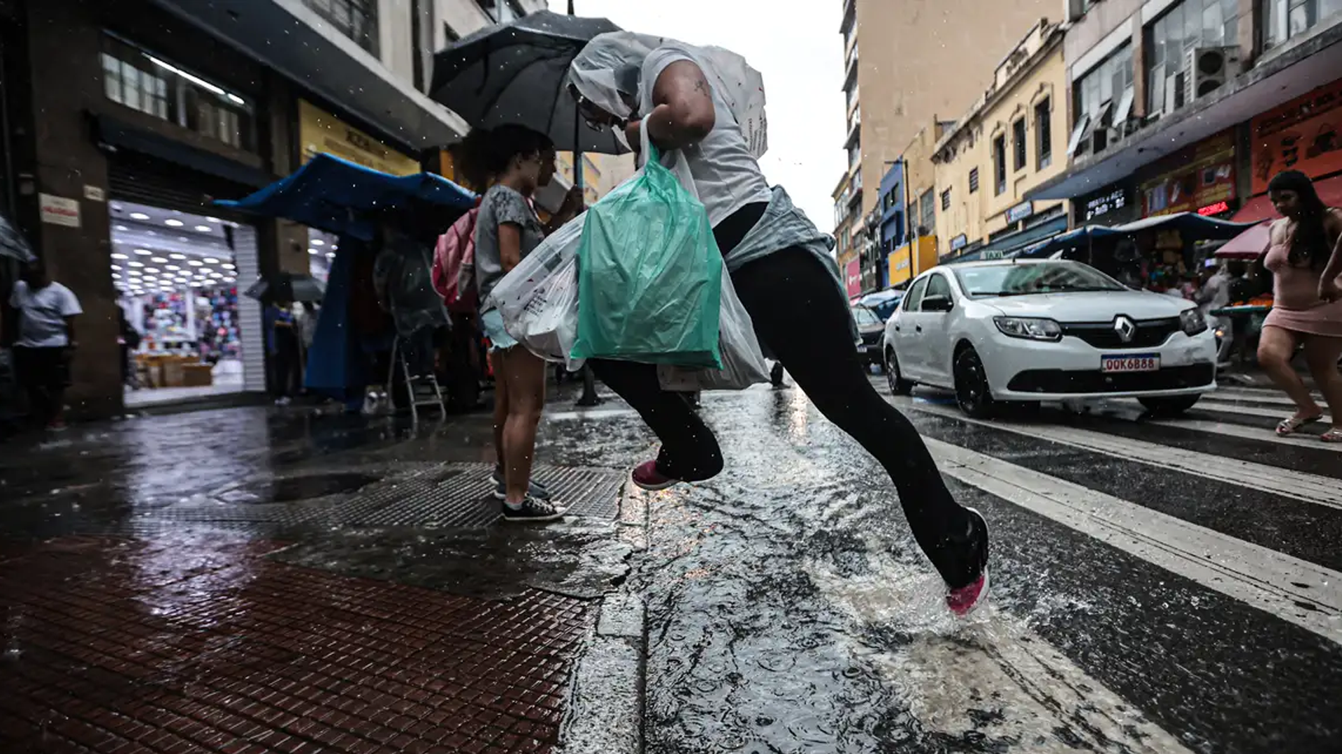 Frente fria muda o tempo e favorece chuvas no estado de São Paulo