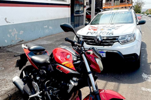 Homem é preso após ser flagrado empurrando moto furtada em Limeira