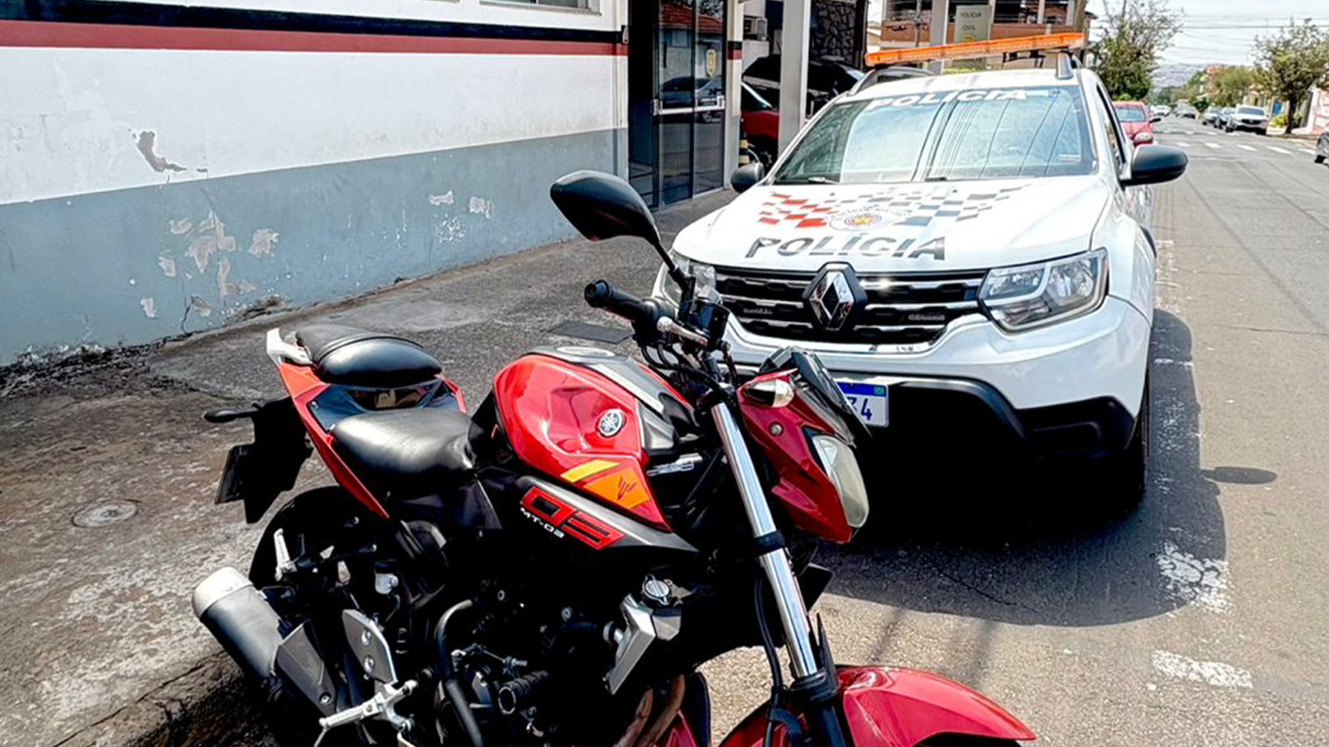 Homem é preso após ser flagrado empurrando moto furtada em Limeira