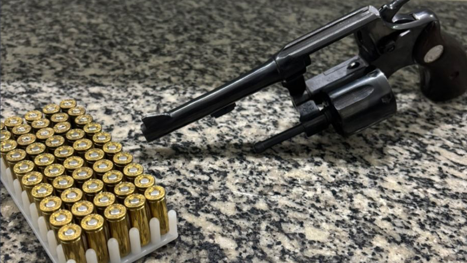 Homem é preso com revólver e munições em área rural de Limeira