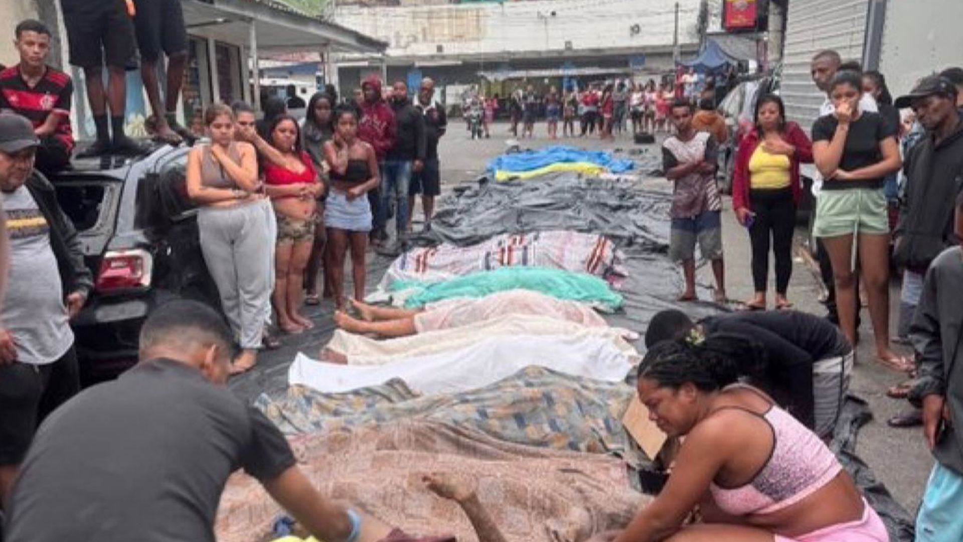 Moradores retiram cerca de 50 corpos em área de mata após operação