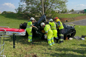 Motorista fica ferido após capotamento na Limeira-Piracicaba