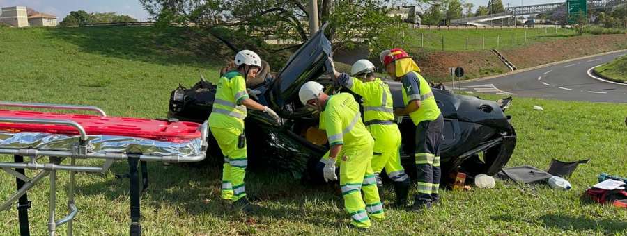 Motorista fica ferido após capotamento na Limeira-Piracicaba