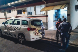 Mulher se corta ao ser empurrada sobre móvel por companheiro em Cordeirópolis