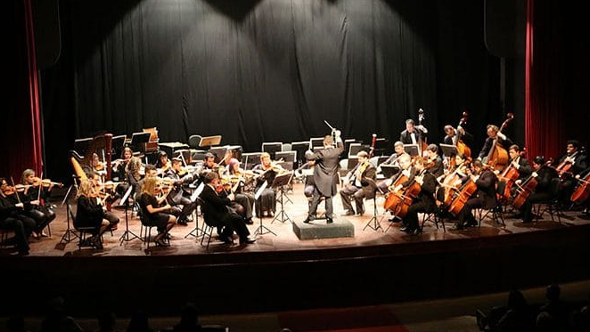 Orquestra Sinfônica celebra 30 anos com espetáculo Symphonic Queen no Teatro Vitória