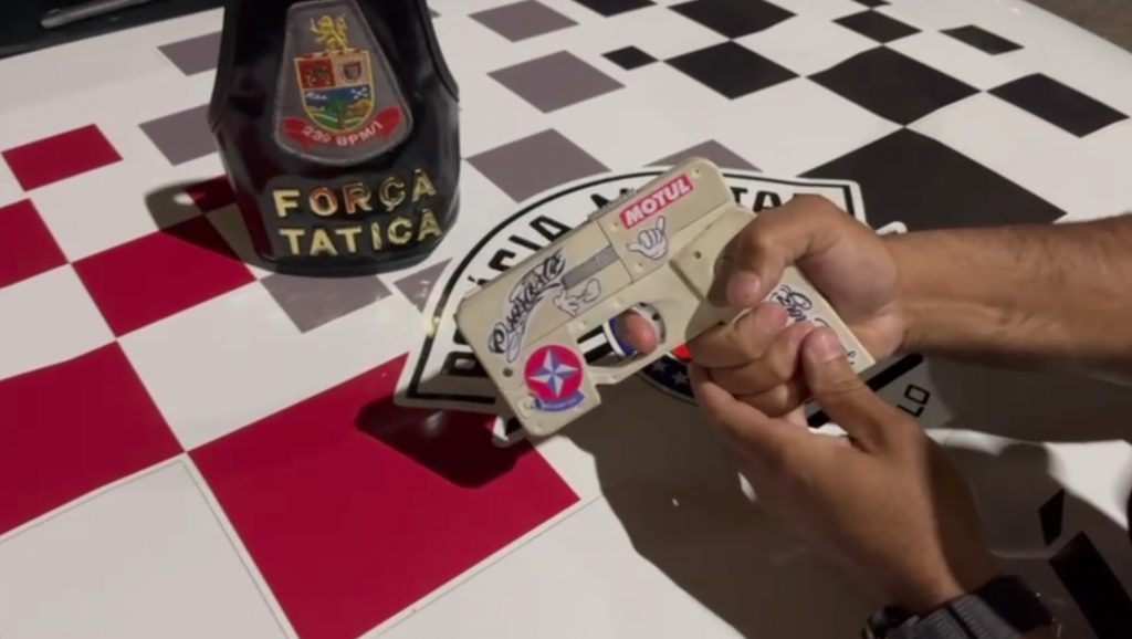 PM prende jovem com arma caseira em formato de celular