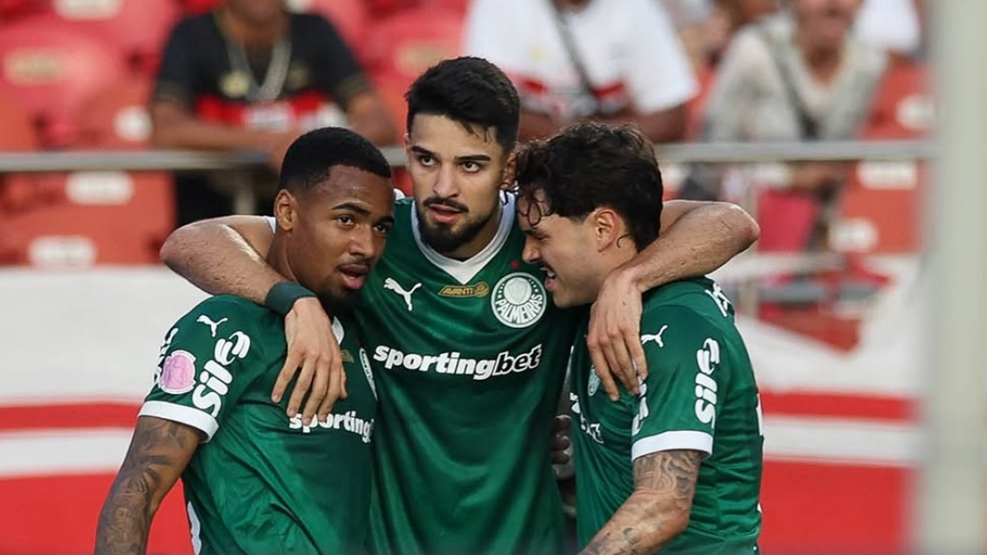 Palmeiras vira sobre o São Paulo e assume liderança; Santos é derrotado