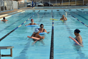 Prefeitura abre inscrições para aulas gratuitas de hidroginástica e natação para adultos