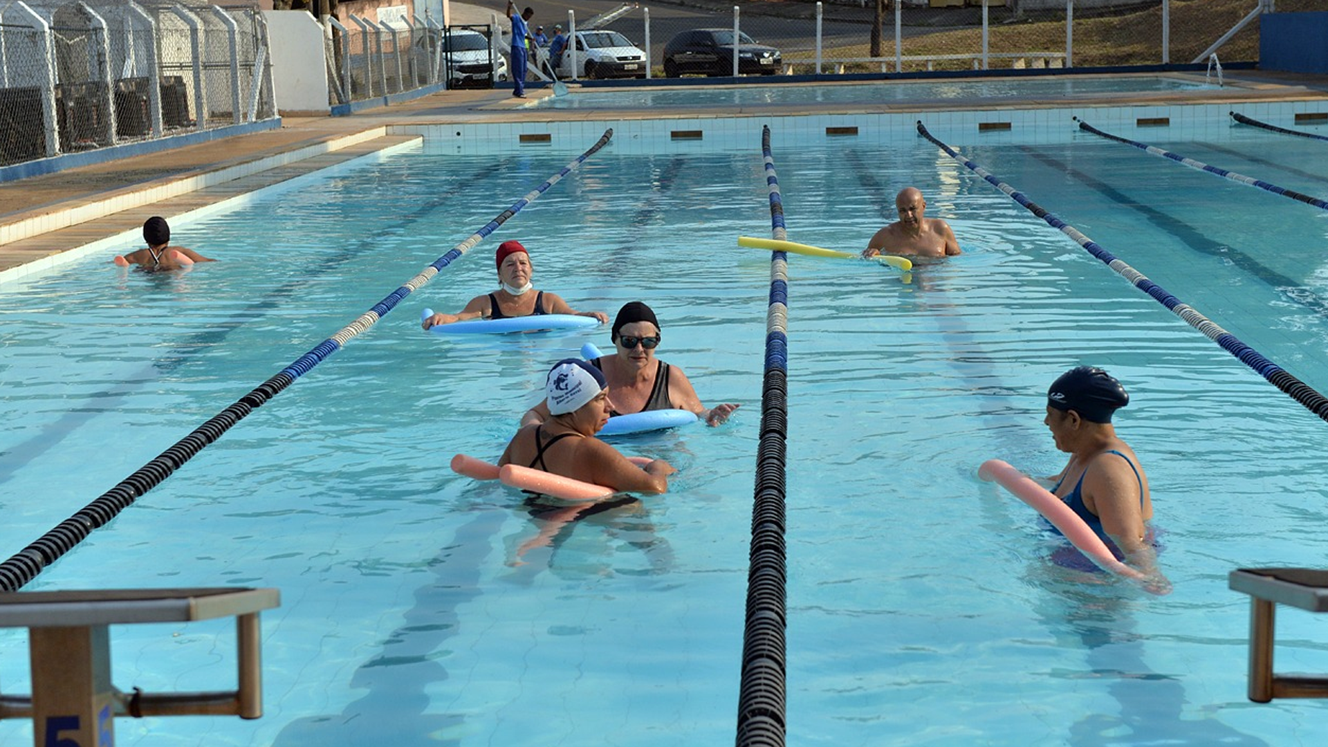 Prefeitura abre inscrições para aulas gratuitas de hidroginástica e natação para adultos