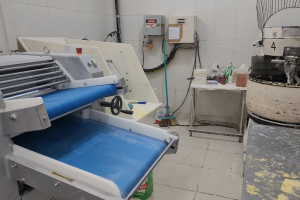 Vigilância Sanitária apreende alimentos e interdita fábrica irregular de pães no Pq. Hipólito