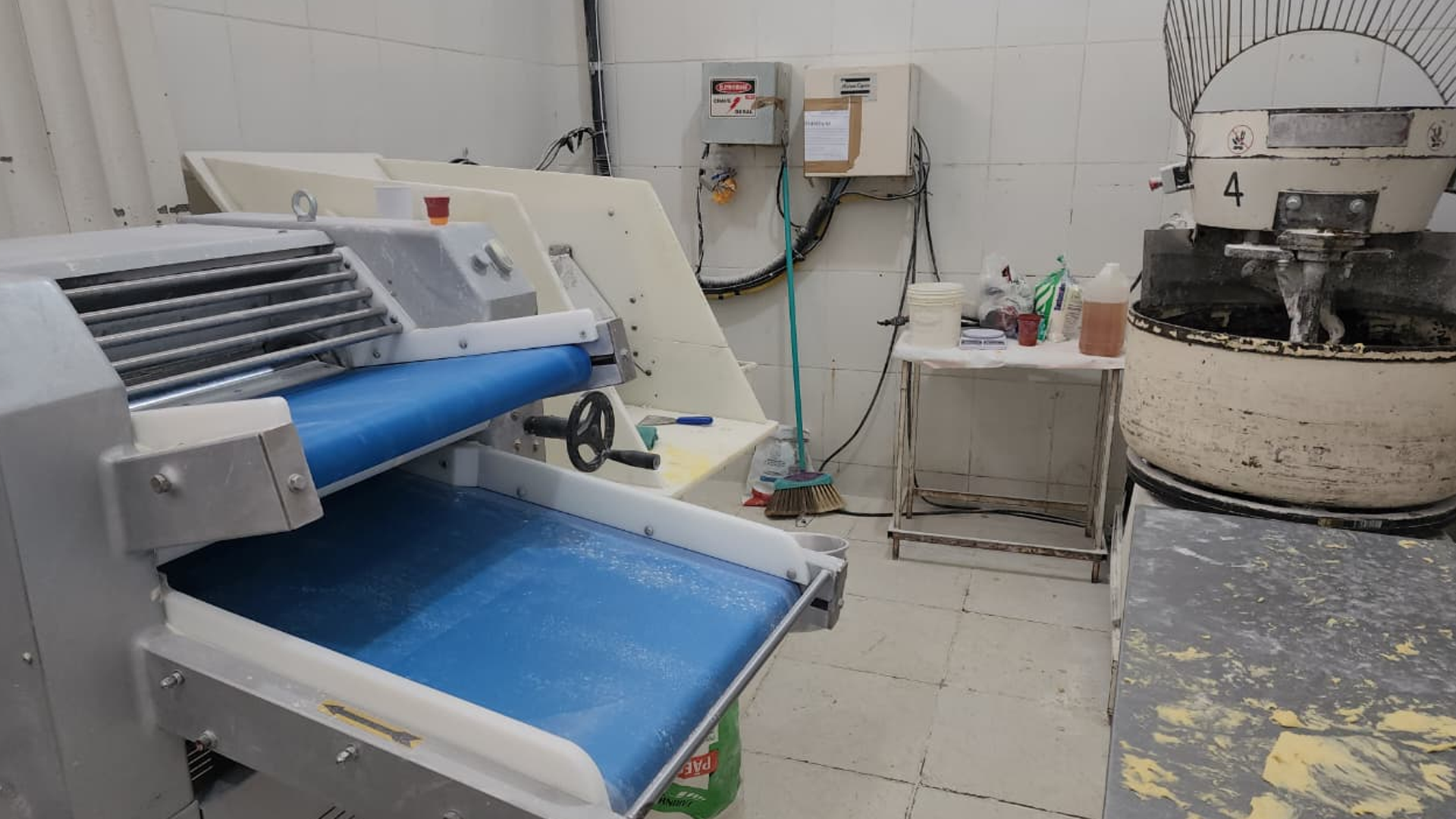 Vigilância Sanitária apreende alimentos e interdita fábrica irregular de pães no Pq. Hipólito