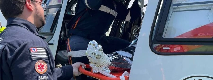 Águia pousa na SP-147 para resgatar GCM de Limeira após acidente de moto em Mogi Mirim
