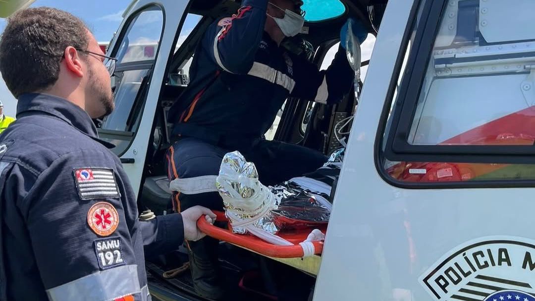 Águia pousa na SP-147 para resgatar GCM de Limeira após acidente de moto em Mogi Mirim