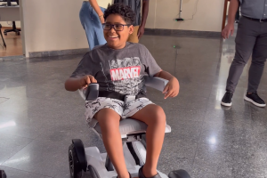 Após repercussão do caso, Nicolas ganha cadeira de rodas elétrica