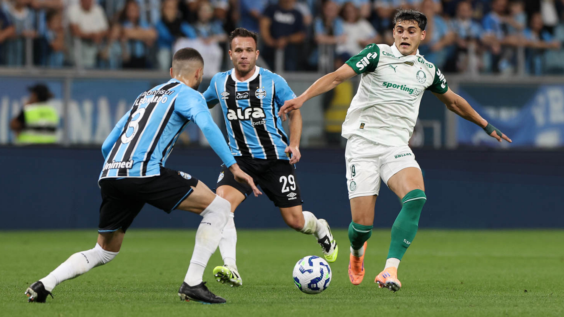 Com reservas, Palmeiras leva virada para o Grêmio e vê título mais distante