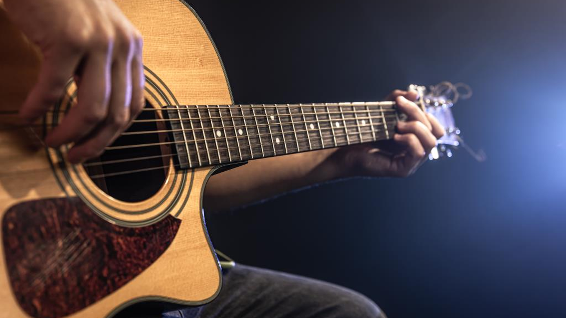 Emcea leva rock nacional ao Teatro Vitória em apresentação de final de ano