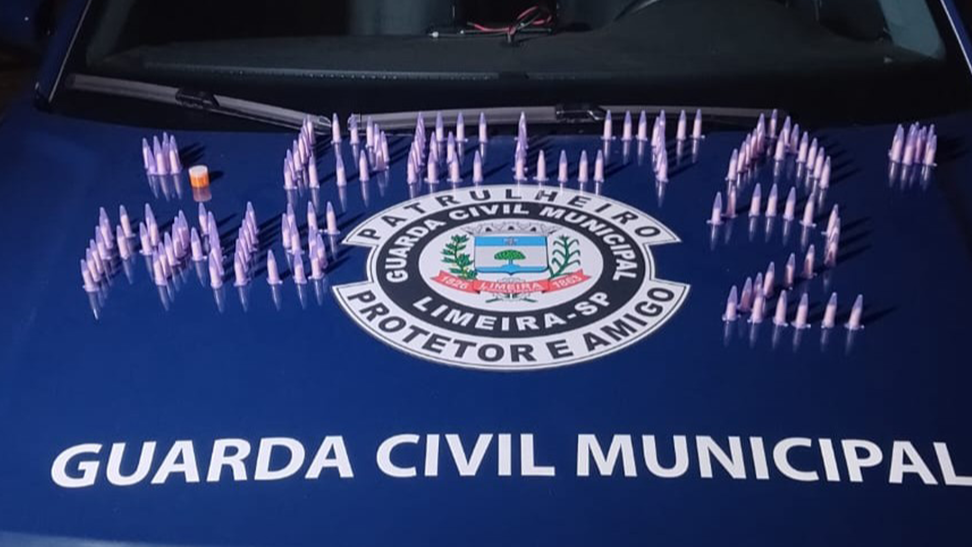 GCM apreende 148 porções de cocaína após suspeito fugir para área de mata em Limeira