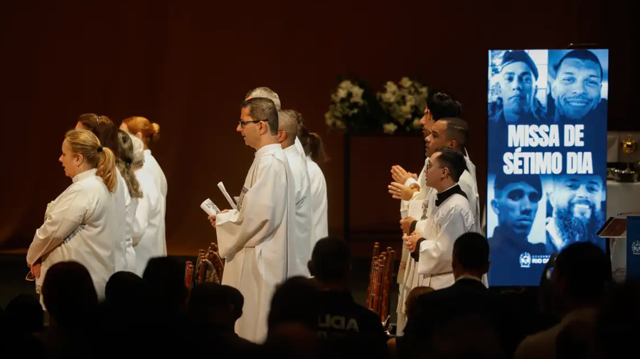 Missa de 7 dia homenageia policiais mortos em operação no Rio