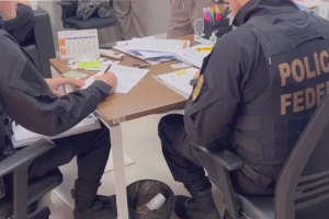 PF cumpre mandado de busca contra nora do presidente Lula em operação que investiga fraudes em licitações