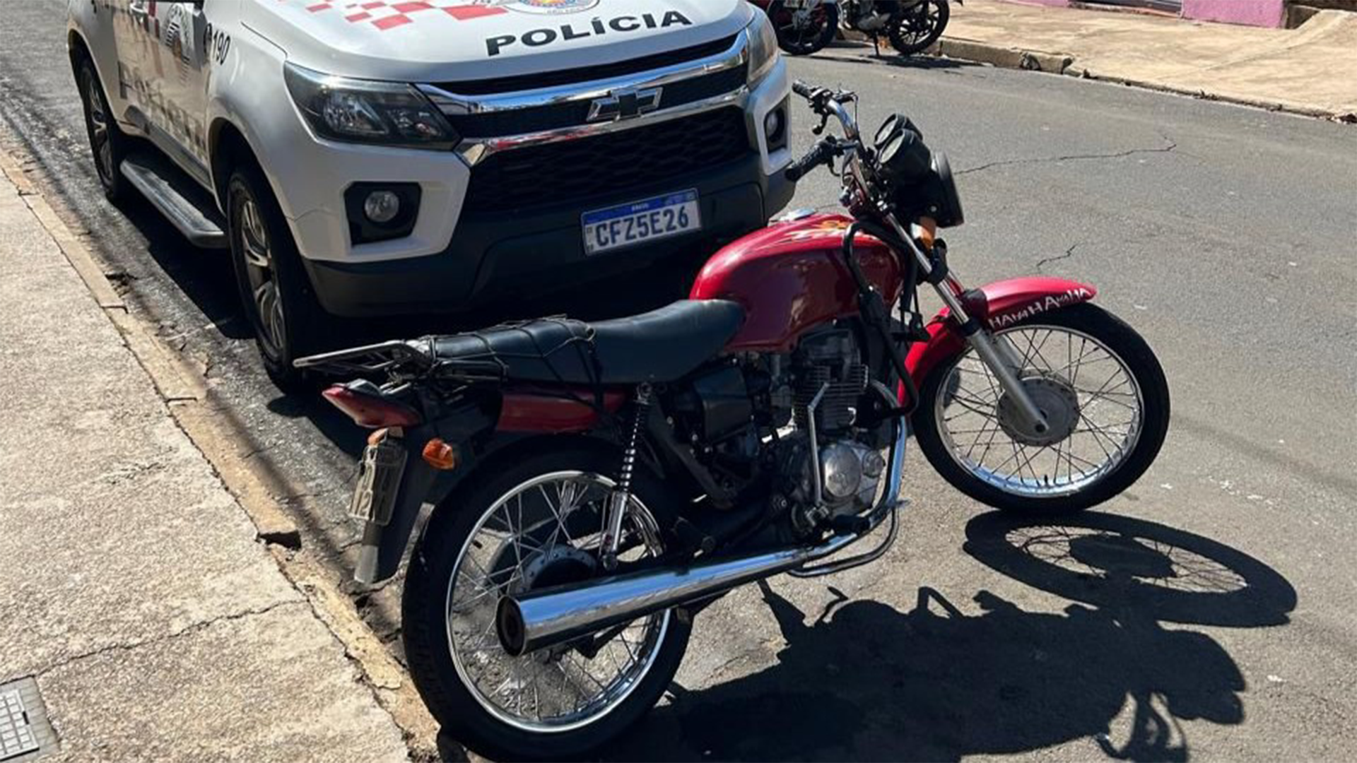 PM recupera moto furtada e prende jovem com drogas em Limeira