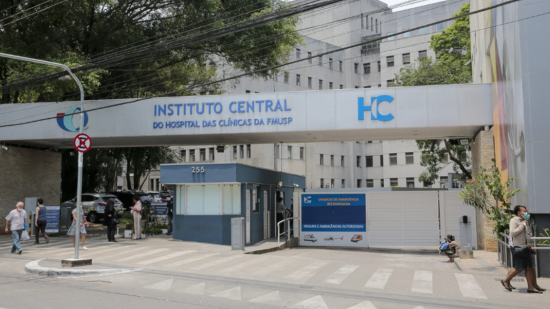 Primeiro caso de trigêmeos nascidos de útero transplantado no mundo é registrado em SP