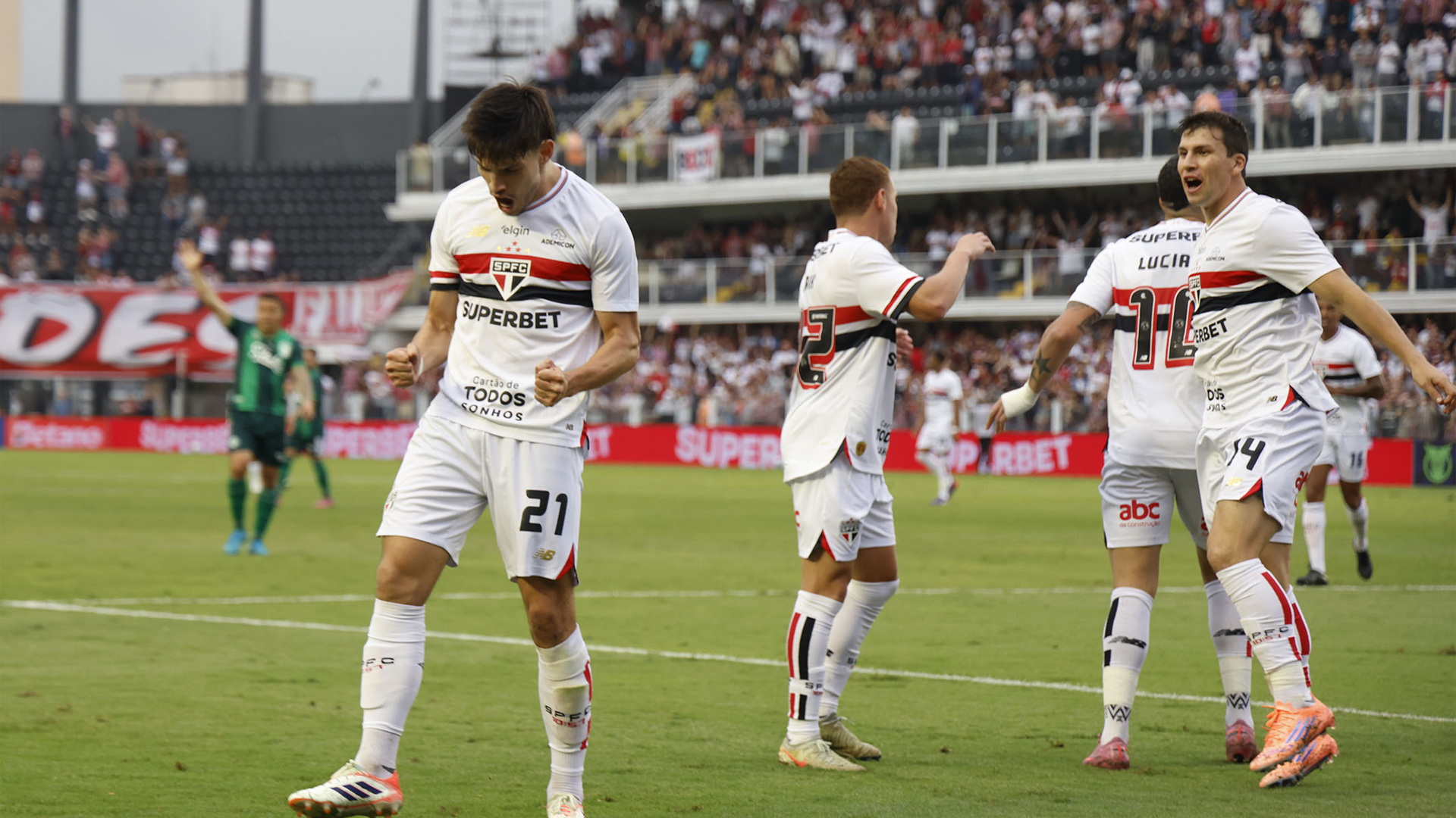 São Paulo vence na Vila Belmiro e Corinthians perde no Mineirão