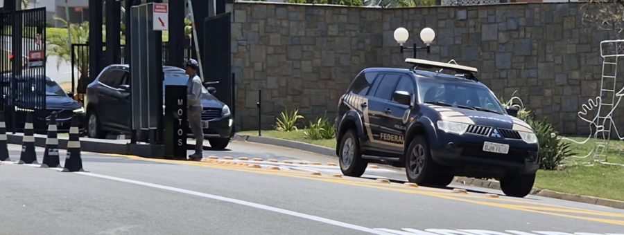Veja momento que a Polícia Federal deixa condomínio com carros da família Botion