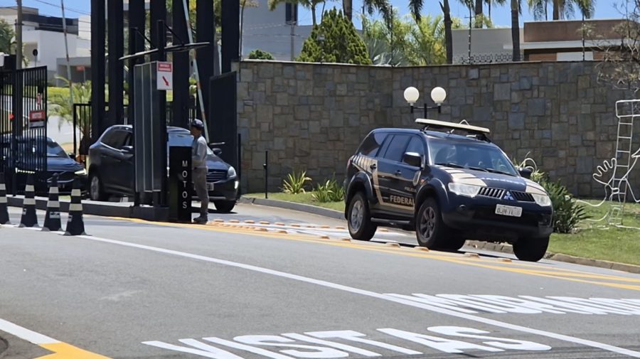 Veja momento que a Polícia Federal deixa condomínio com carros da família Botion