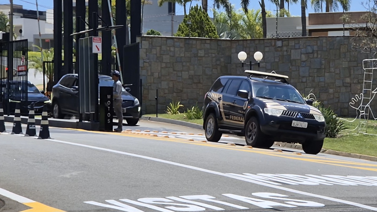 Veja momento que a Polícia Federal deixa condomínio com carros da família Botion