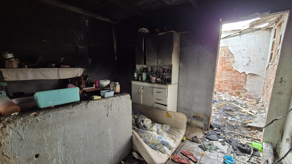A cozinha da residência ficou muito destruída por conta do incêndio