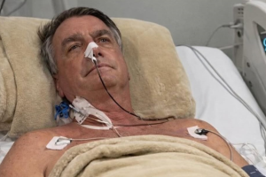 Bolsonaro apresenta crise de soluços e pressão alta após procedimento