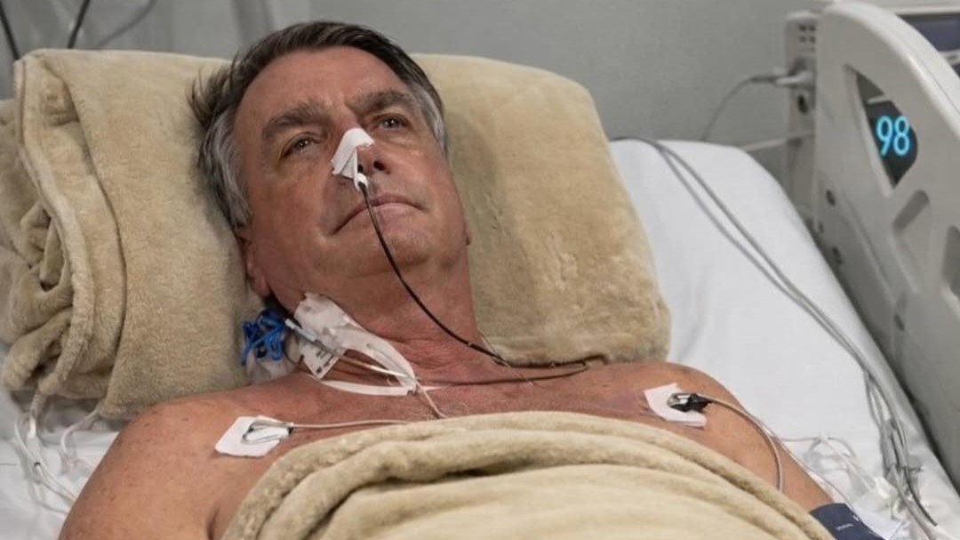 Bolsonaro apresenta crise de soluços e pressão alta após procedimento