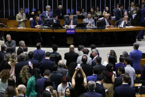 Câmara aprova projeto que reduz penas de condenados por atos golpistas, incluindo Bolsonaro